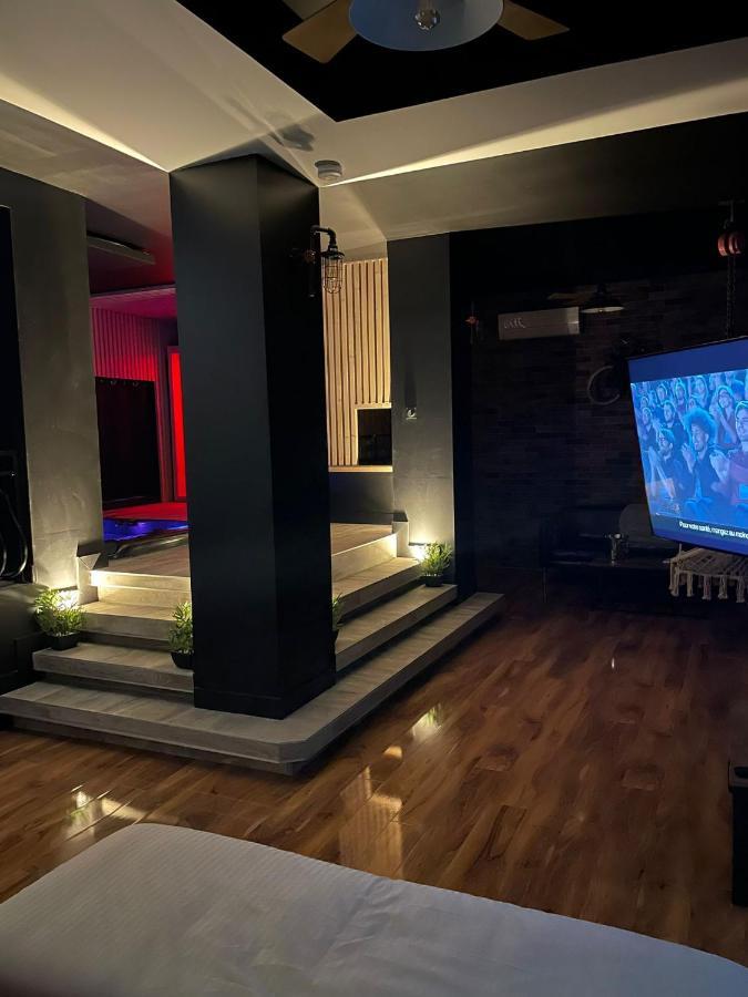 La Jacuzzi Et Sauna Privatif Love hotel *